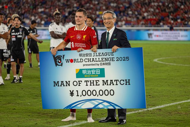 Florian Wirtz a receber o prémio de melhor em campo