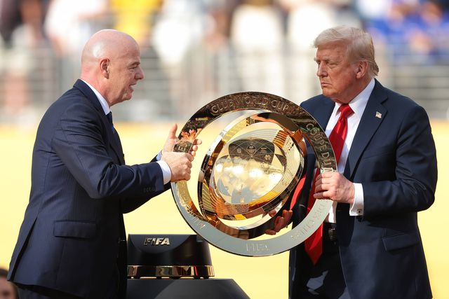 Gianni Infantino e Donald Trump com o troféu do Mundial de Clubes