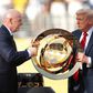 Gianni Infantino e Donald Trump com o troféu do Mundial de Clubes