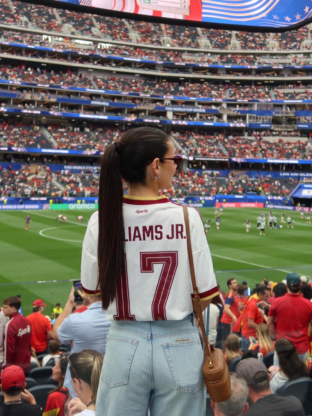 Ainhi García no Mundial com a camisola de Nico Williams (Foto: Ainhi García/Instagram)