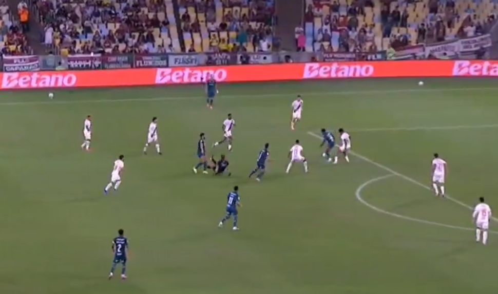 Momento em que Hulk 'atropela' o árbitro