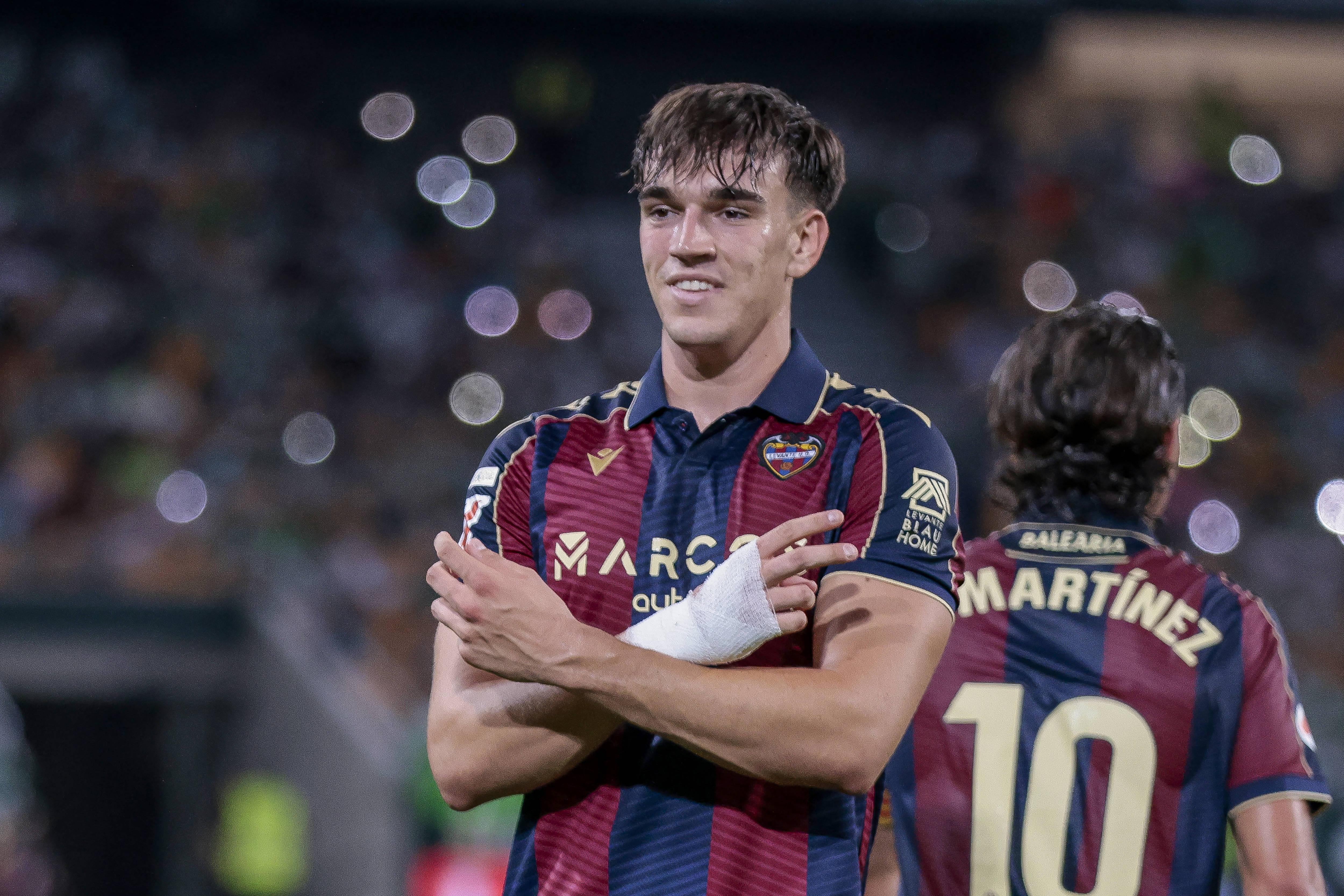 Carlos Espí estreou-se na LaLiga na época passada e salvou o Levante da descida