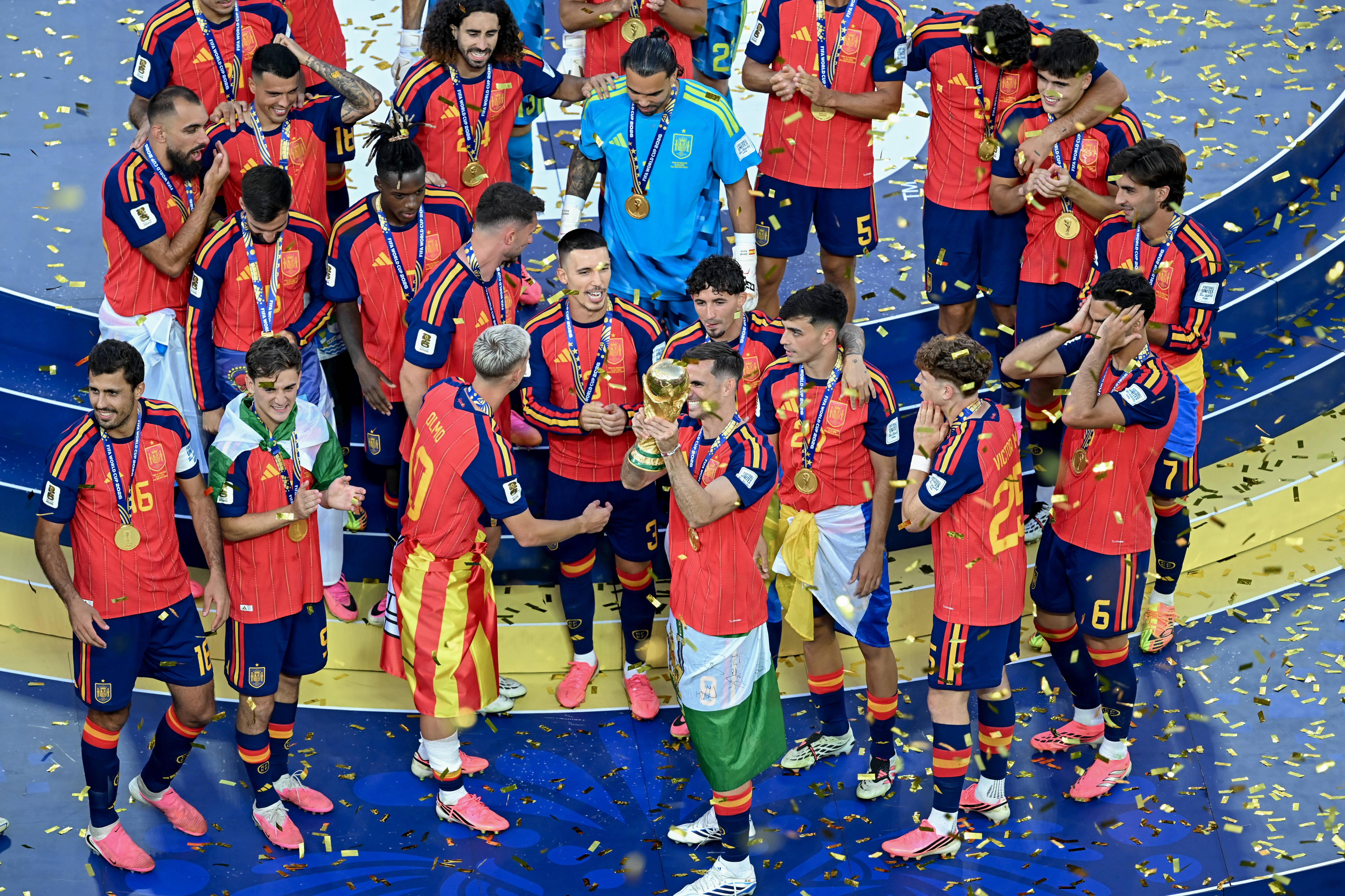 1. Espanha - 15 dos 19 votantes colocaram os campeões do mundo em primeiro lugar. Espanha é um dos países que recebe a prova, em conjunto com Portugal e Marrocos