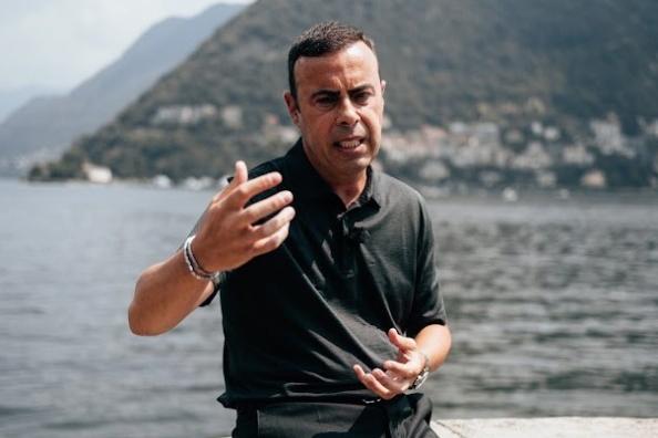 Foi junto ao majestoso Lago de Como, em Itália, que Miguel Ribeiro concedeu uma entrevistas aos jornalistas portugueses que acompanham o Famalicão nesta digressão — Foto: Famalicão