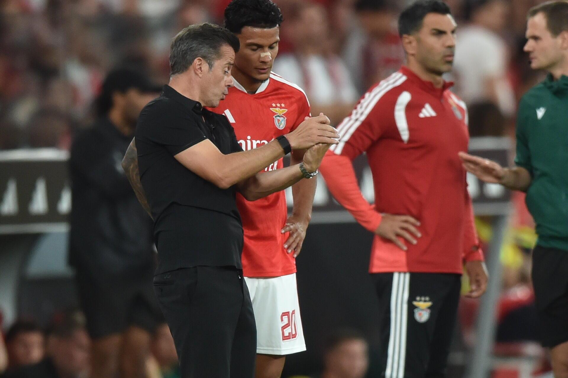 Marco Silva fala com Ríos no Benfica-St. Gallen (Foto: Miguel Nunes)