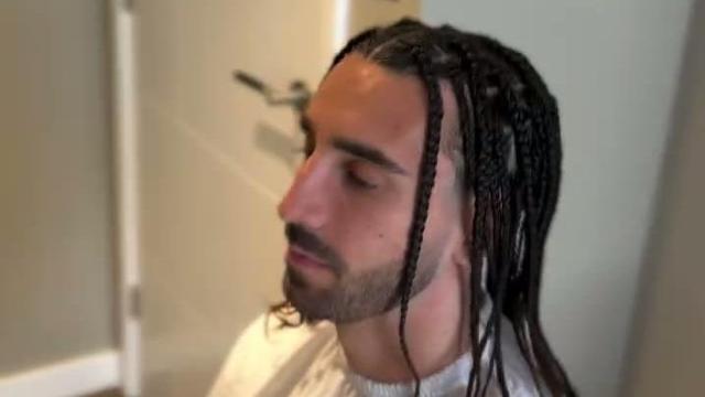 Cucurella cumpre outra promessa e está... irreconhecível