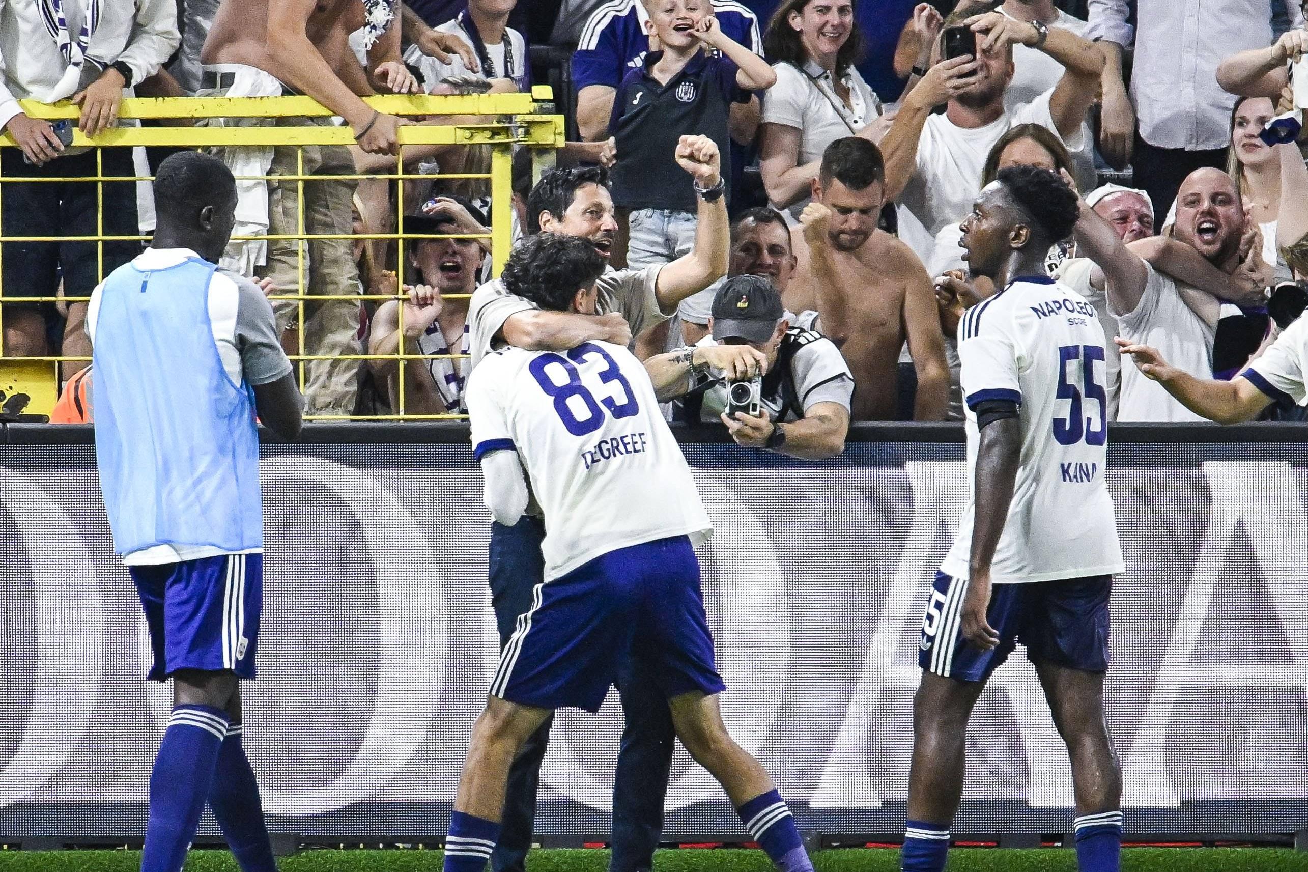 Vítor Bruno a festejar o golo da reviravolta com os jogadores do Anderlecht