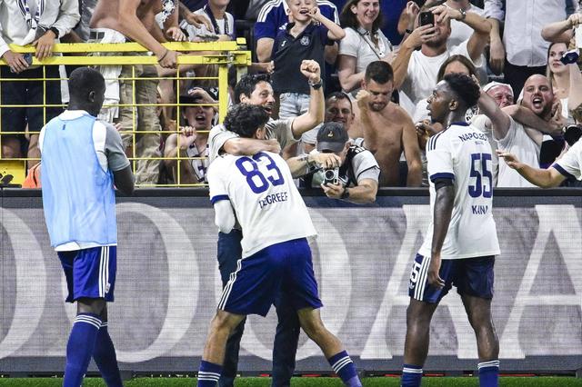 Vítor Bruno a festejar o golo da reviravolta com os jogadores do Anderlecht