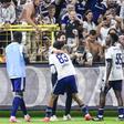 Vítor Bruno a festejar o golo da reviravolta com os jogadores do Anderlecht