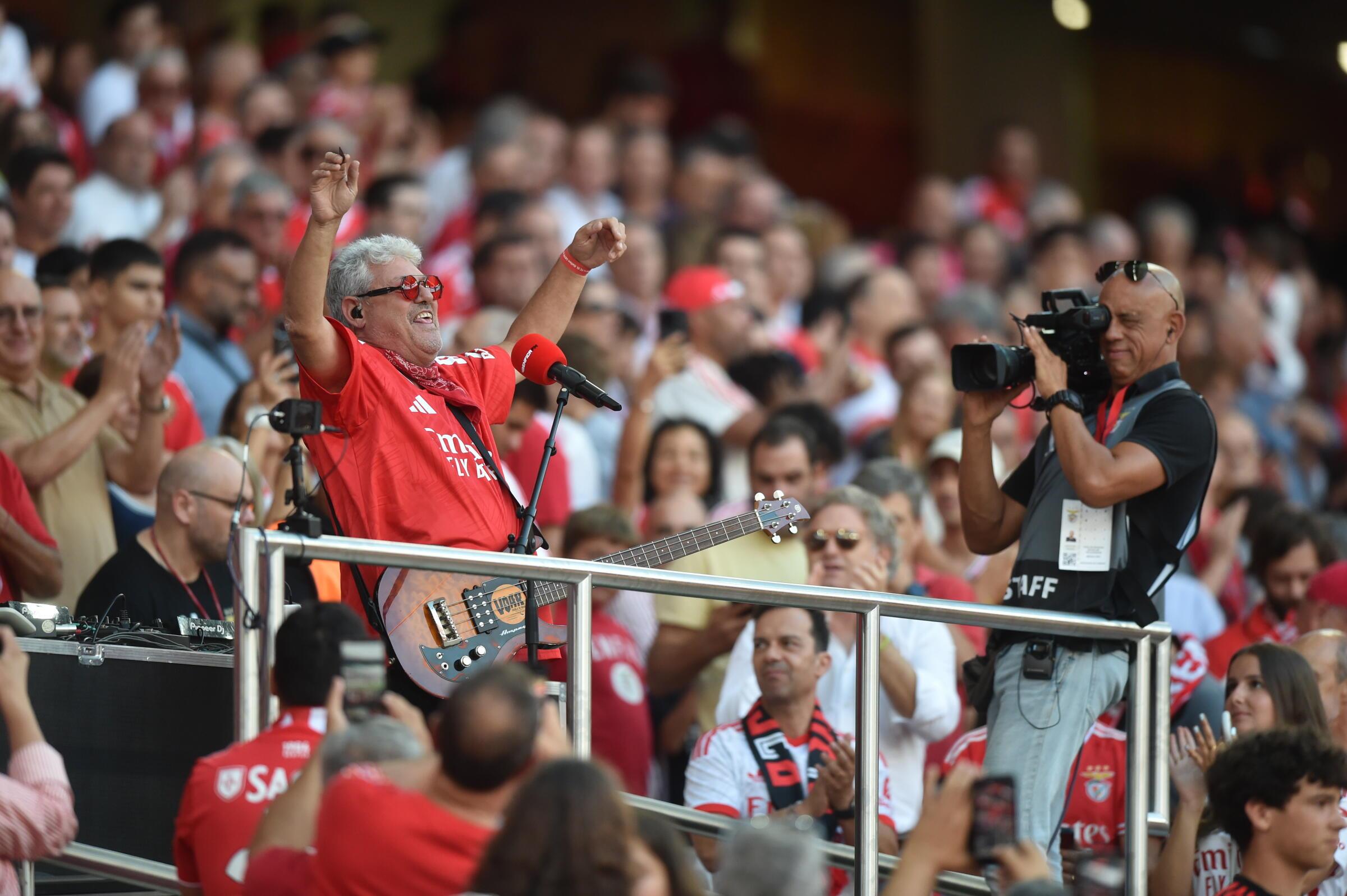 Tim, dos Xutos e Pontapés, no Benfica-St. Gallen (Foto: Miguel Nunes)