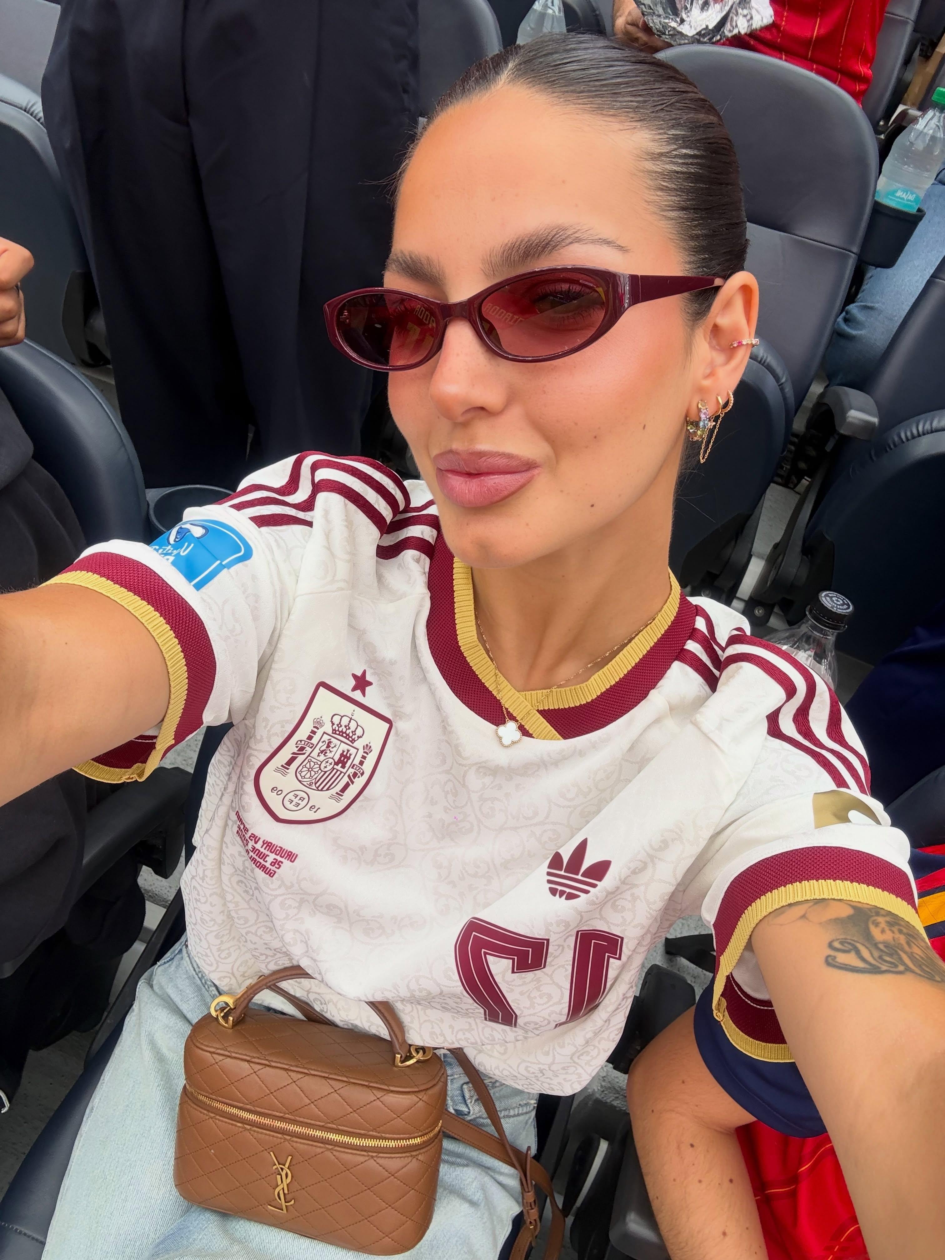 Ainhi García no Mundial com a camisola de Nico Williams (Foto: Ainhi García/Instagram)