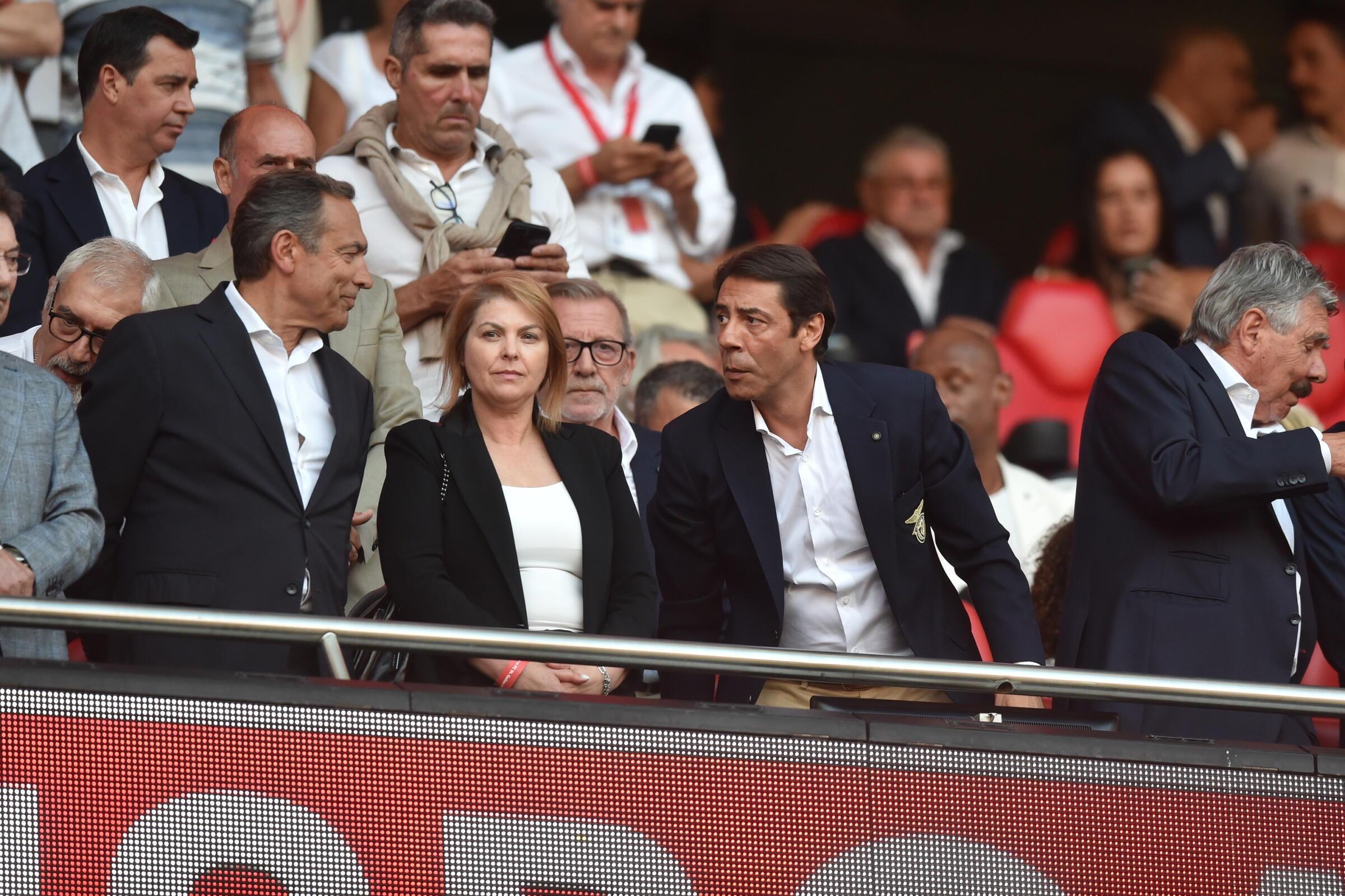 Reinaldo Teixeira (presidente da Liga), Helena Pires (CEO da FPF) e Rui Costa no Benfica-St. Gallen (Foto: Miguel Nunes)