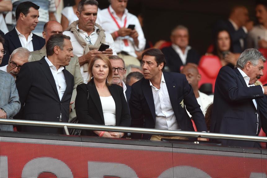 Reinaldo Teixeira (presidente da Liga), Helena Pires (CEO da FPF) e Rui Costa no Benfica-St. Gallen - Foto: Miguel Nunes