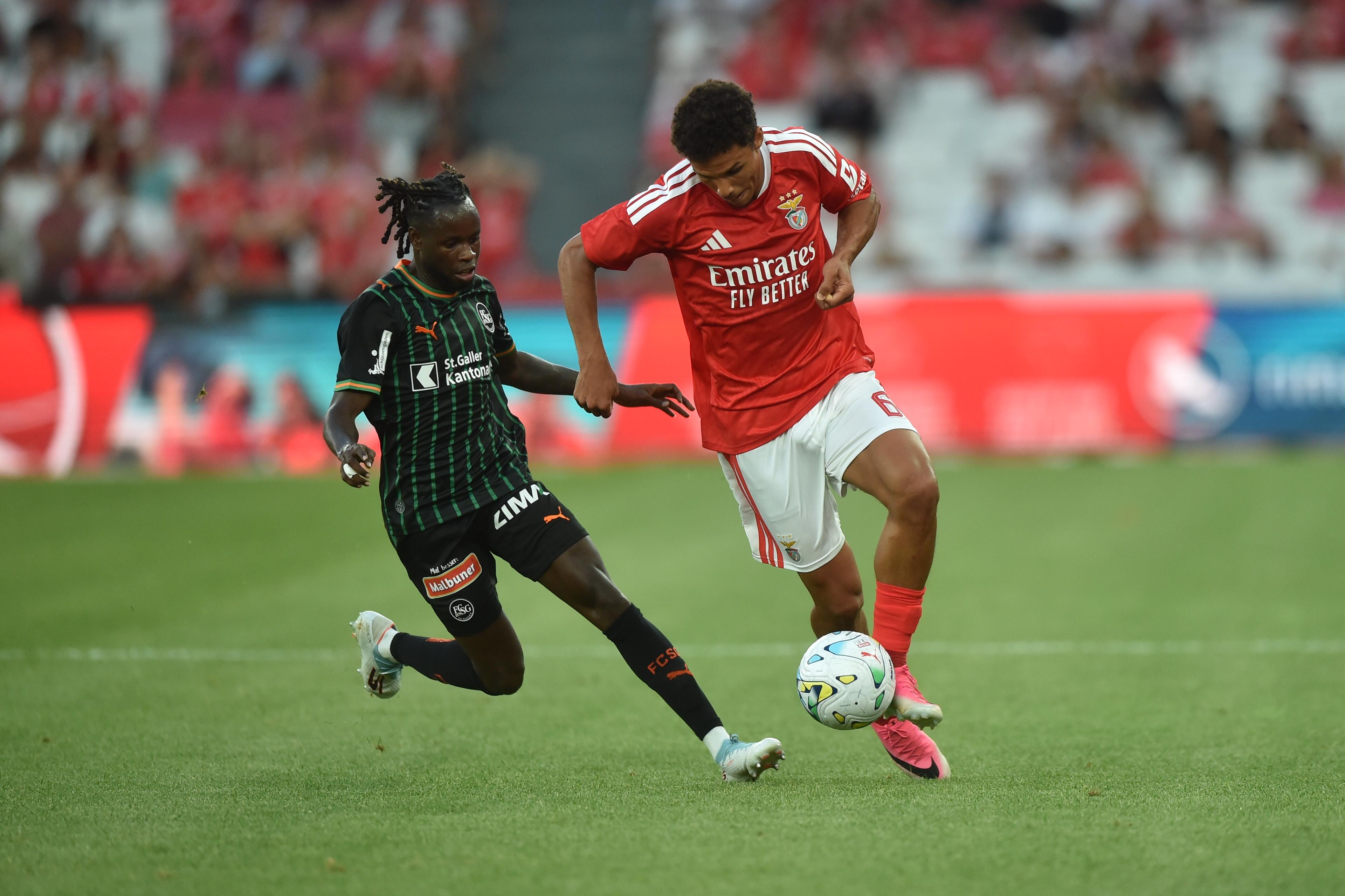 Aliou Baldé tenta tirar a bola a Bah (Foto Miguel Nunes)
