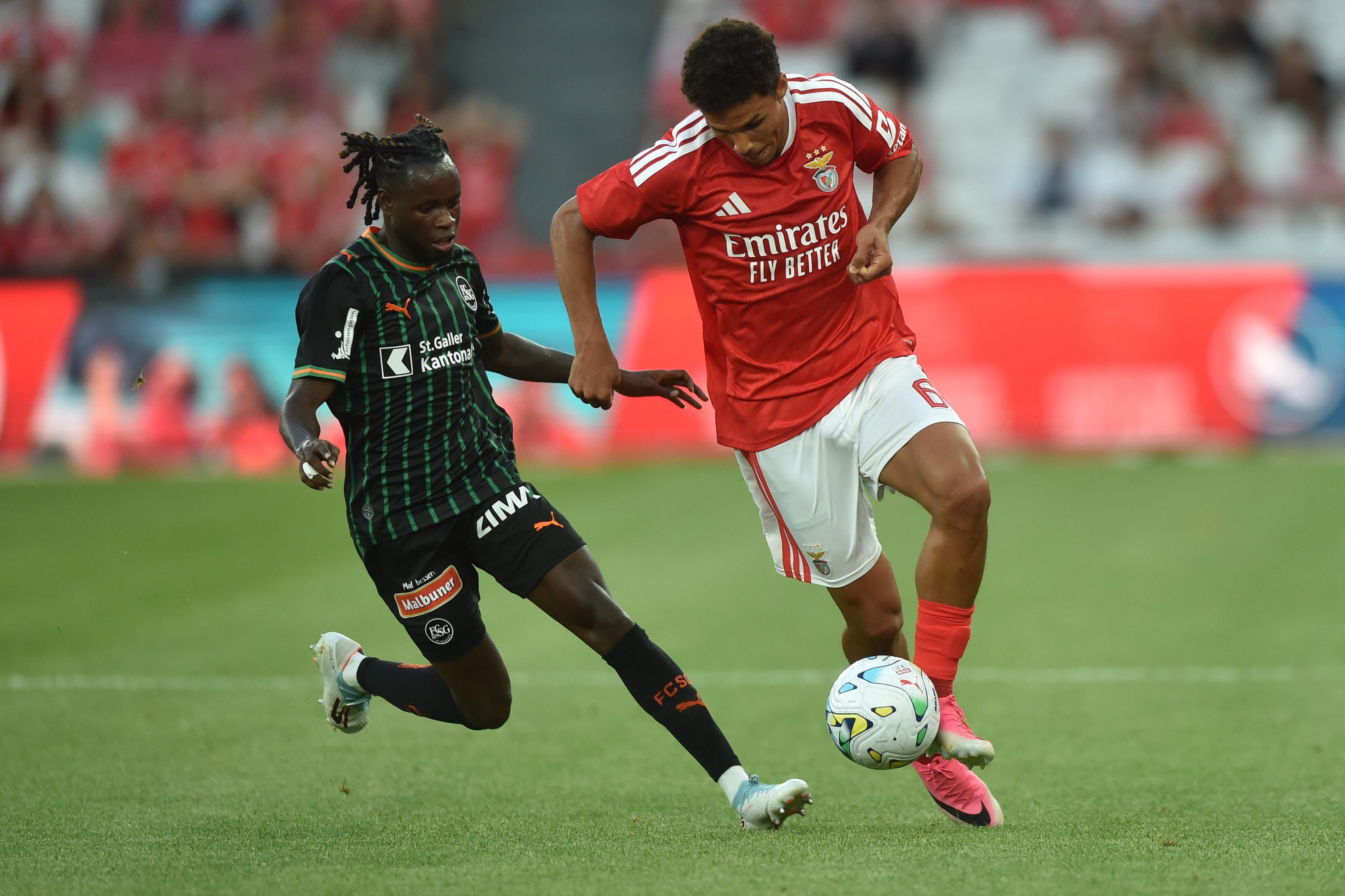 Aliou Baldé tenta tirar a bola a Bah (Foto Miguel Nunes)
