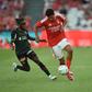Aliou Baldé tenta tirar a bola a Bah (Foto Miguel Nunes)