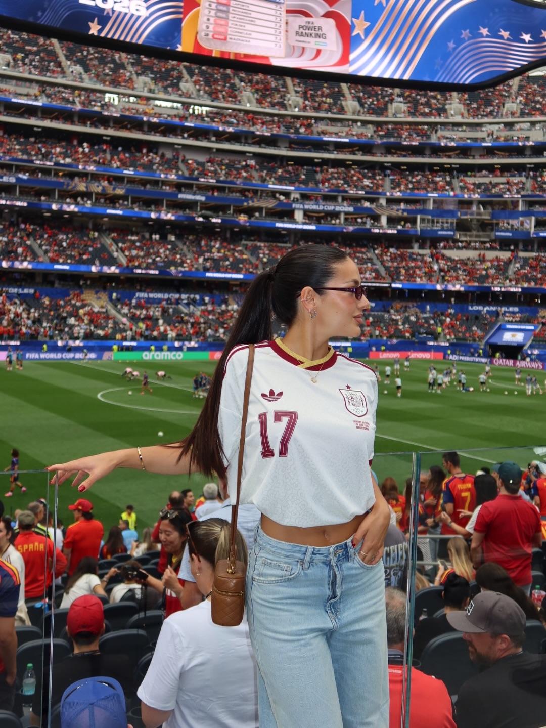 Ainhi García no Mundial com a camisola de Nico Williams (Foto: Ainhi García/Instagram)
