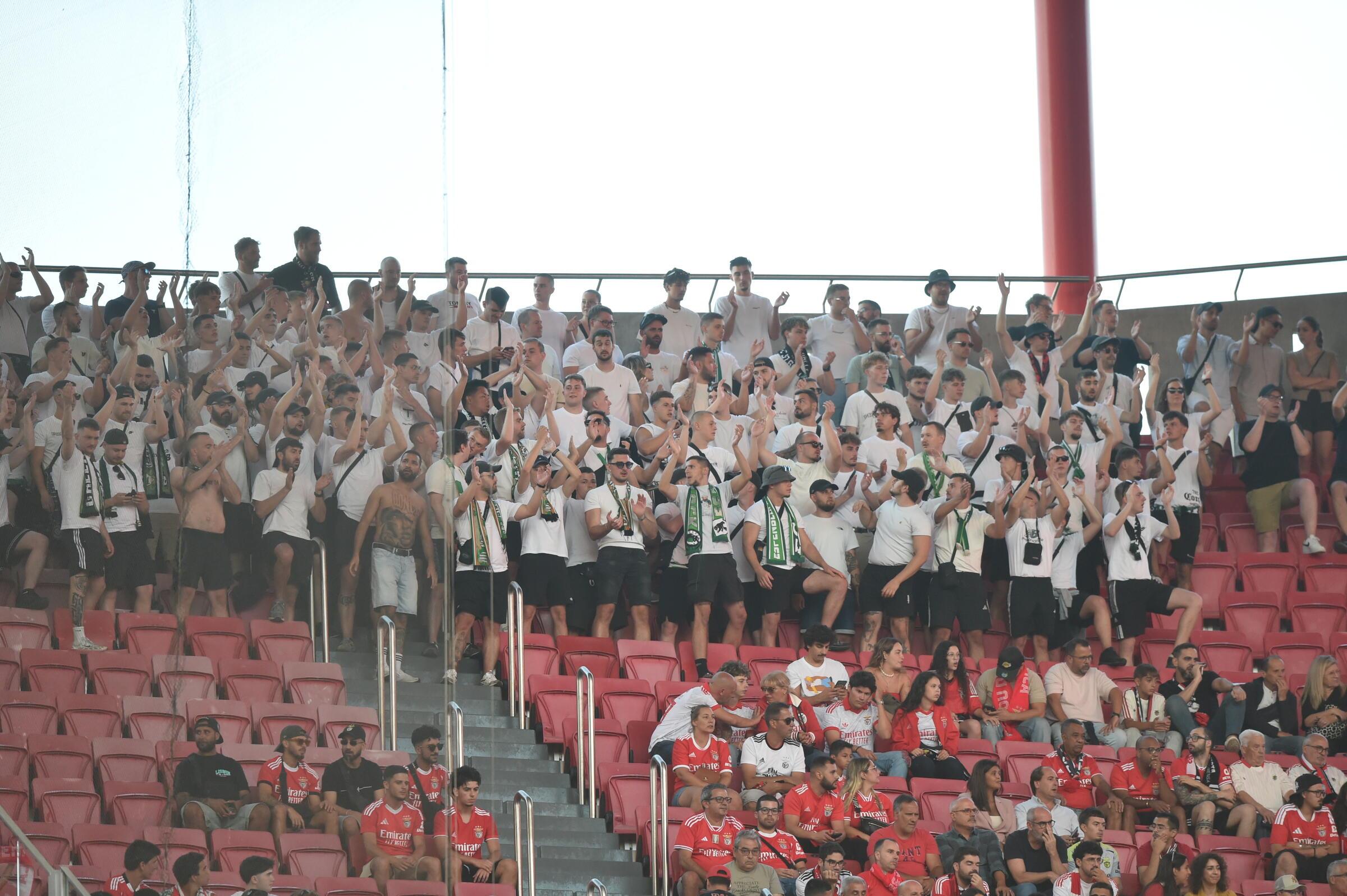 Adeptos d St. Gallen no estádio da Luz (Foto: Miguel Nunes)