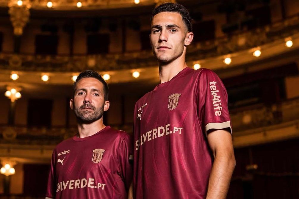 João Moutinho e Diego Rodrigues com as novas camisolas - Foto: SC Braga