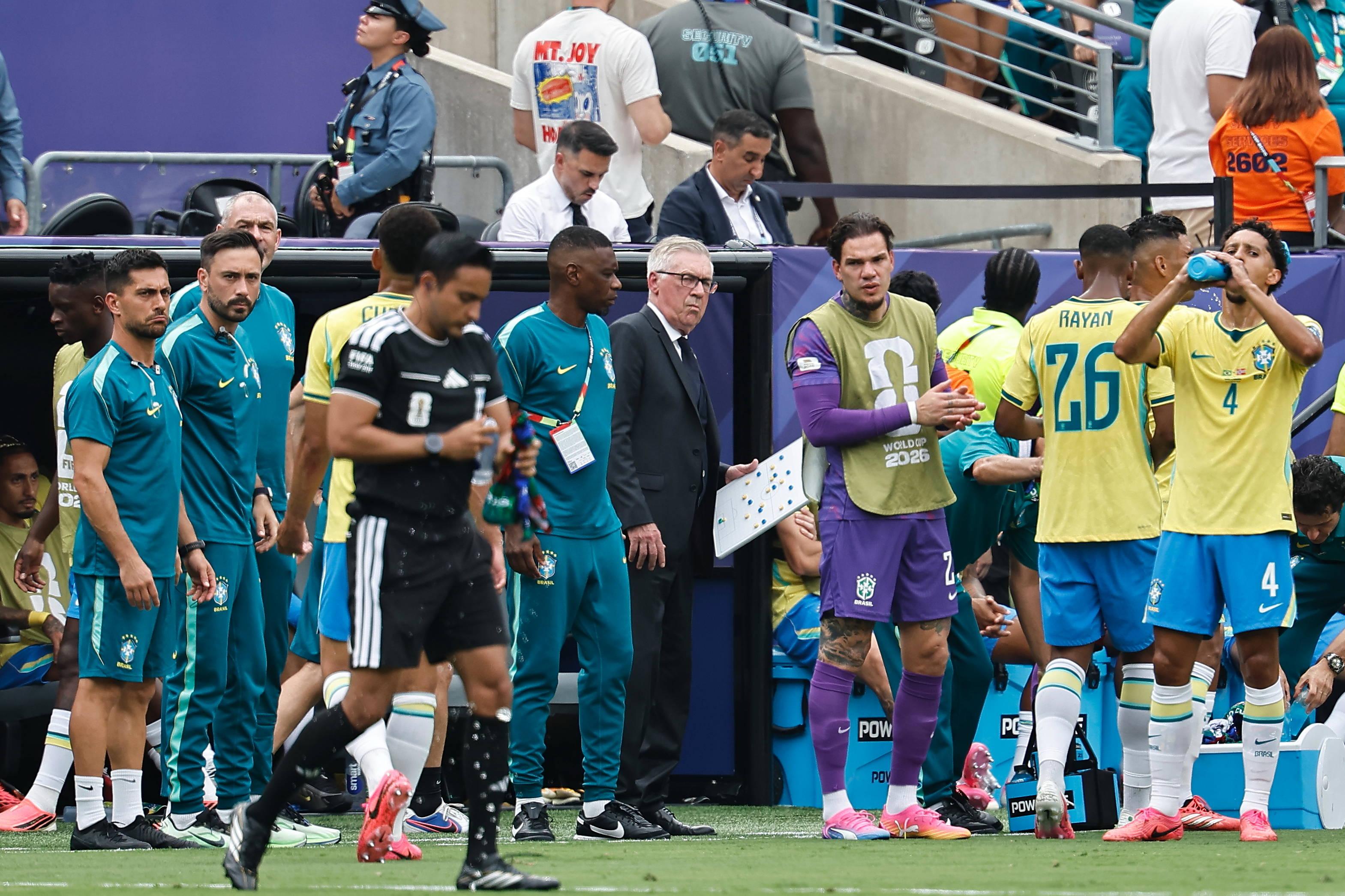 5. Brasil - Eliminado pela Noruega em 2026. Ancelotti anunciou fim de ciclo. Neymar, Casemiro e Danilo são alguns dos jogadores que dizem adeus à canarinha. Prevê-se o surgimento de uma nova geração