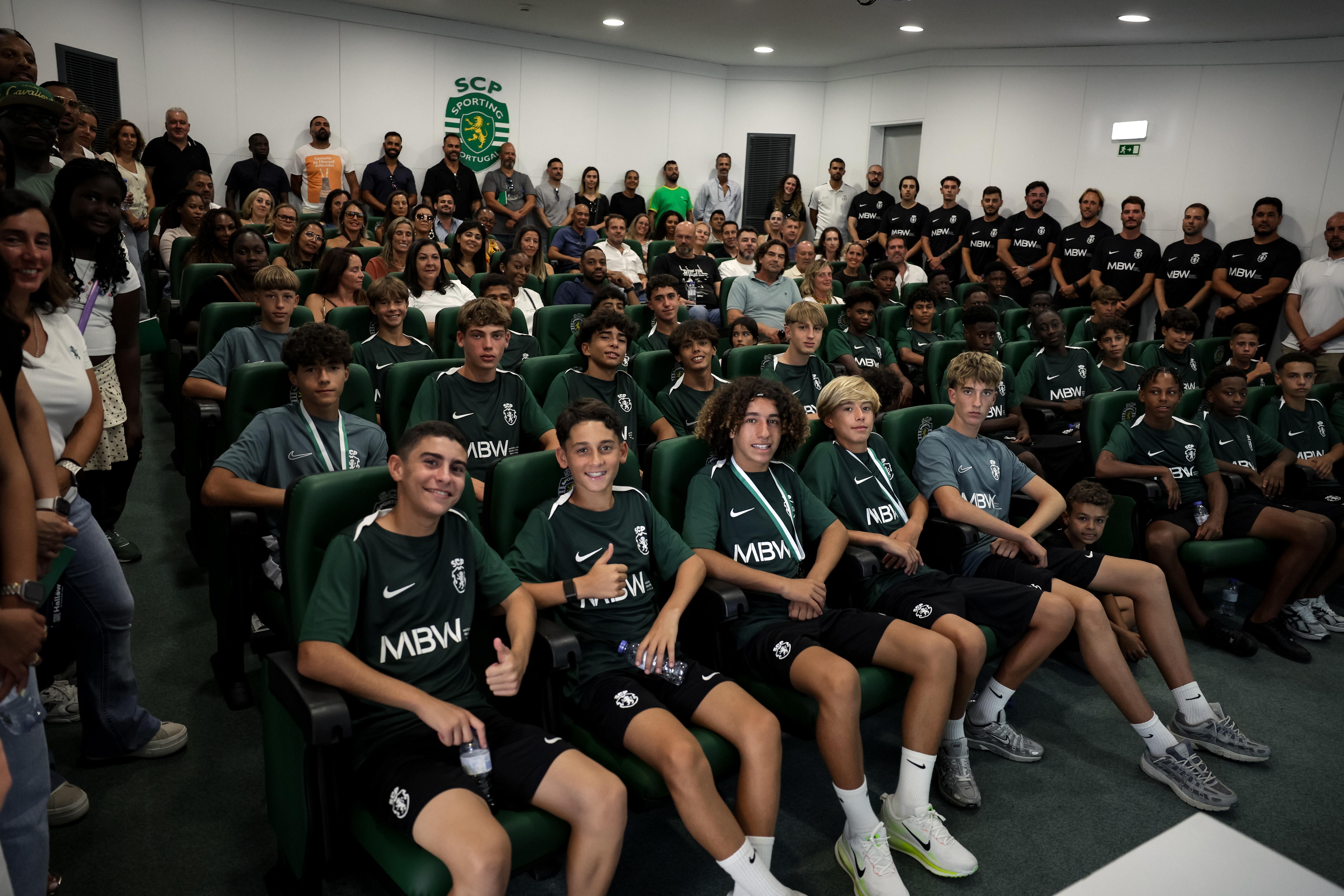 Sub-15 leoninos acompanhados pelos pais ma apresentação na Academia - Foto: SPORTING CP