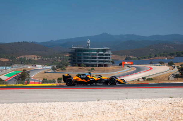 Lando Norris com a McLaren em Portimão, Portugal - Foto: McLaren/F1