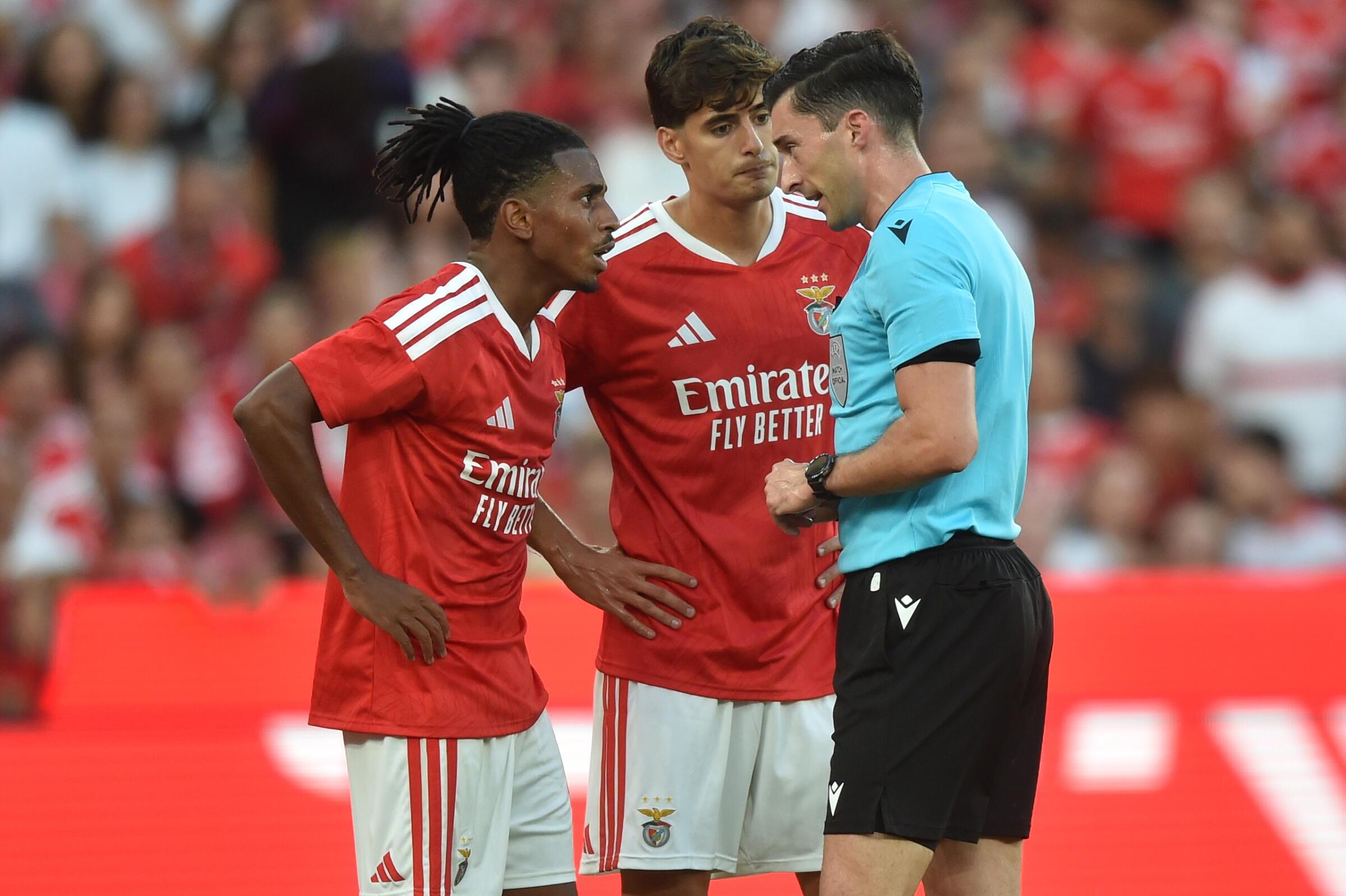 Árbitro alemao Florian Badstubner fala com Leandro Barreiro e António Silva (Foto: Miguel Nunes)