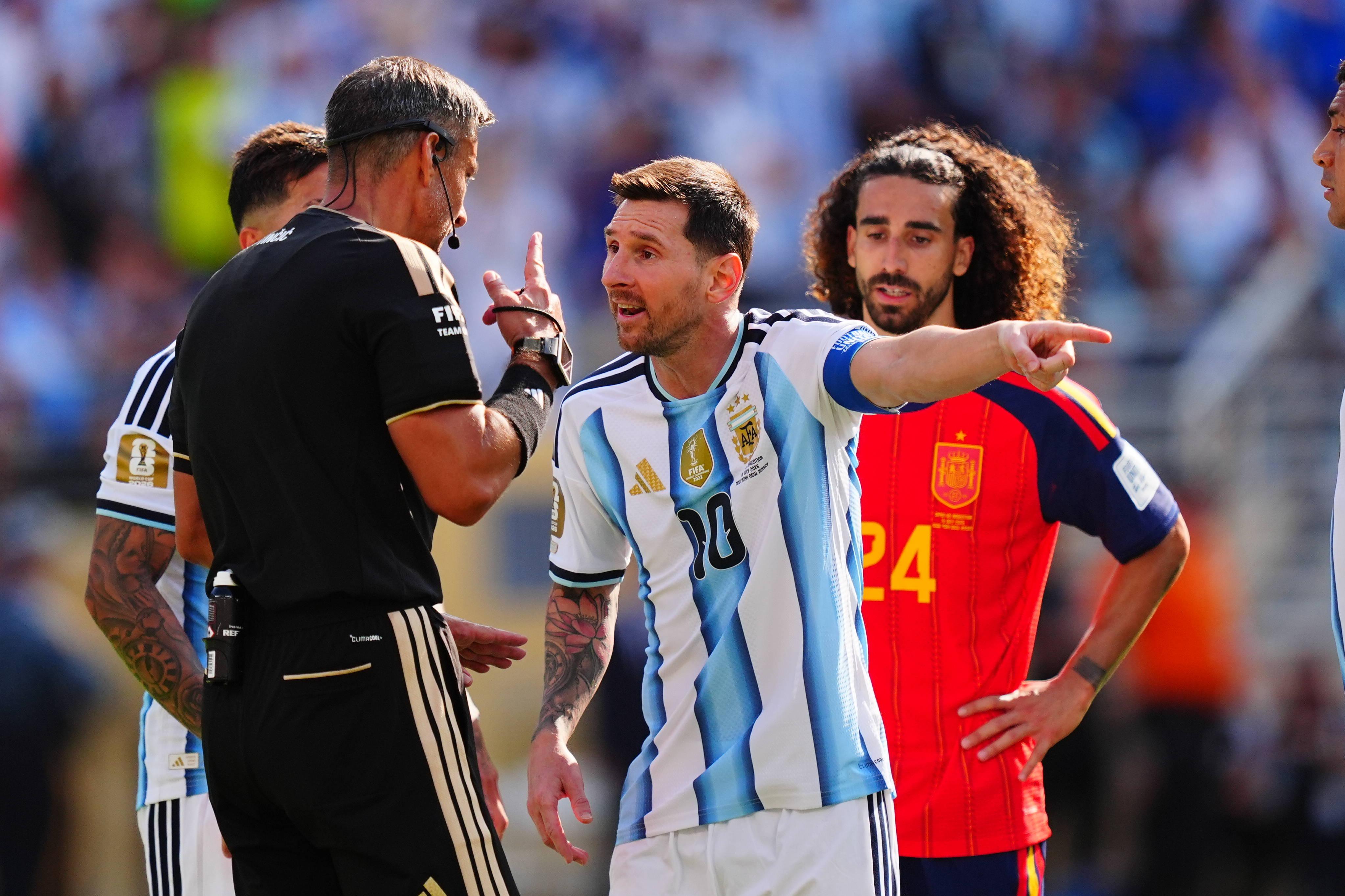 Lionel Messi a falar com o árbitro esloveno Slavko Vincic na final do Mundial 2026