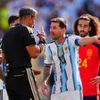 Lionel Messi a falar com o árbitro esloveno Slavko Vincic na final do Mundial 2026