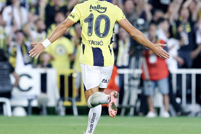 Tadic protagonista em nova vitória de José Mourinho