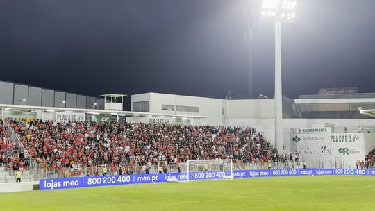 Contestação dos adeptos do Benfica após novo deslize