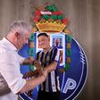 FC Porto: André Castro recebe braçadeira e camisola 2 de Jorge Costa (oficial)