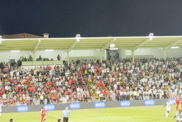 Confusão na bancada a fechar o Moreirense-Benfica