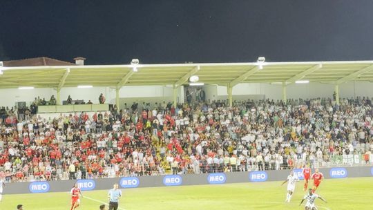 Confusão na bancada a fechar o Moreirense-Benfica