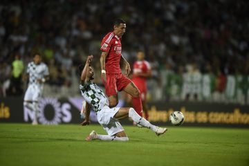 Benfica: Di María saiu com queixas no tornozelo direito