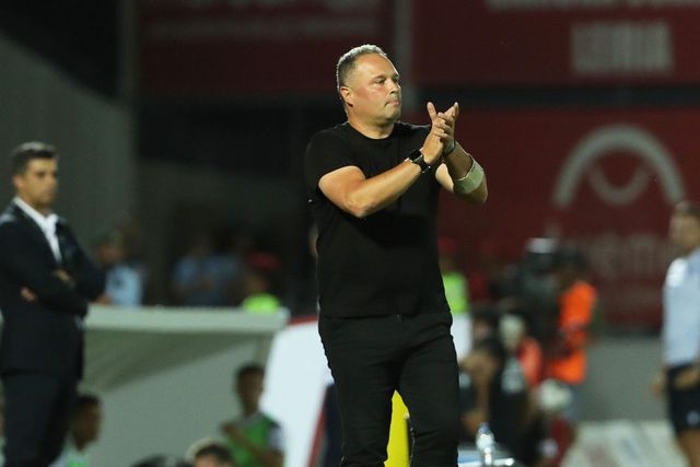 Campelos alerta: «Santa Clara tem jogadores experientes, de qualidade acima da média...»