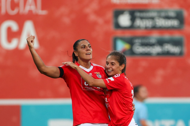Benfica vence, tem dois golos anulados e perde Pauleta por lesão