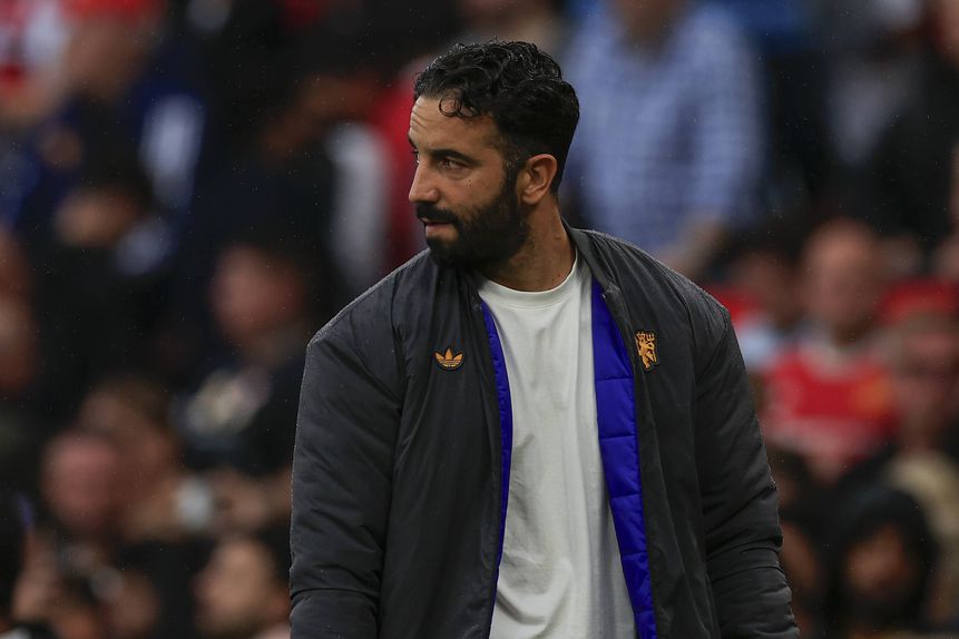Ruben Amorim no banco de suplentes do Man. United no embate frente ao Burnley Foto: IMAGO