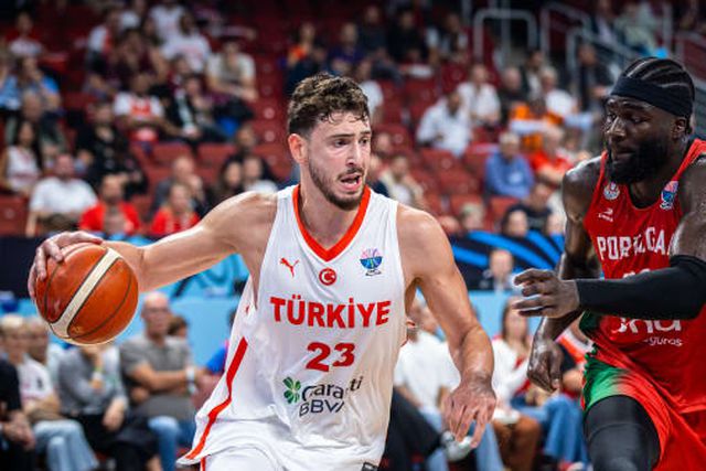 Neemias Queta marca Alpere Sengun (IMAGO)