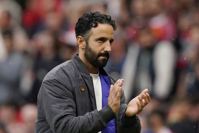 Ruben Amorim a agradecer o apoio dos adeptos do Man. United nas bancadas de Old Trafford