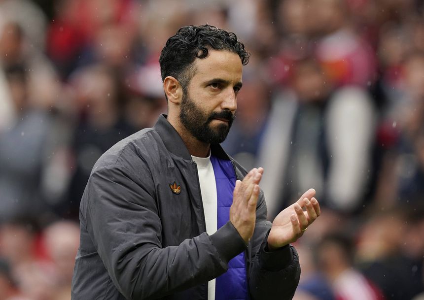 Ruben Amorim a agradecer o apoio dos adeptos do Man. United nas bancadas de Old Trafford