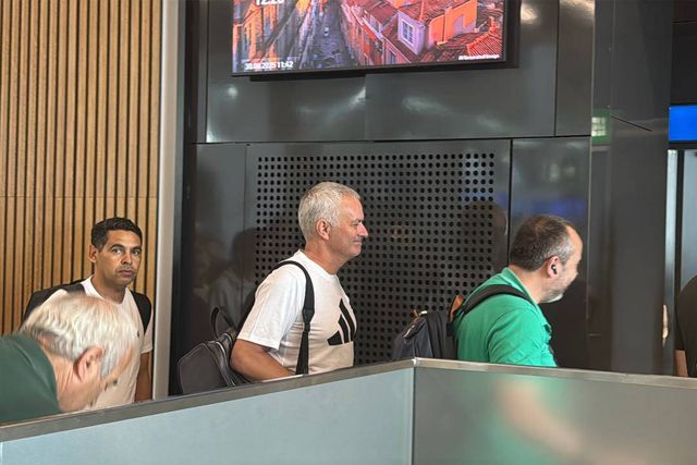 José Mourinho no aeroporto de Istambul