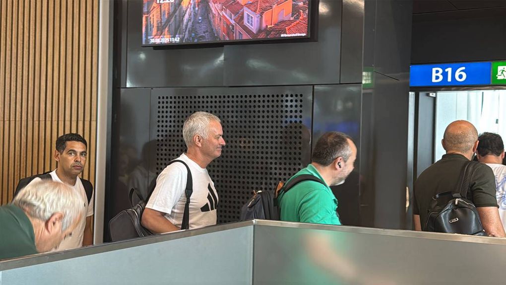 José Mourinho no aeroporto de Istambul