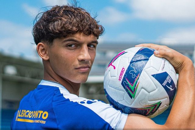 Faz dois golos iguais e avisa: «Se não me marcam, um gajo mete-as lá dentro»