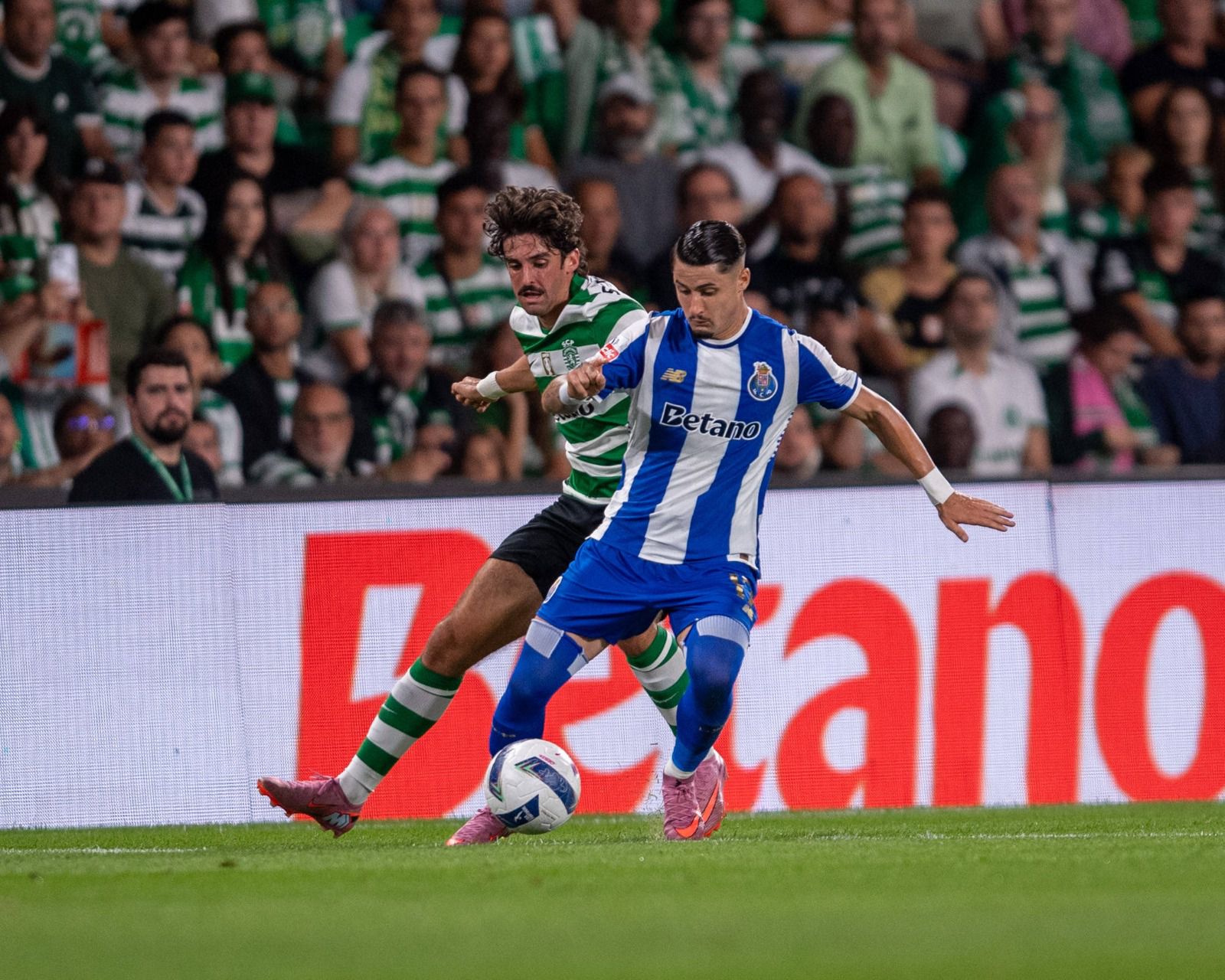 Camisola 17 dos azuis e brancos ficou muito perto de abrir o ativo no clássico com um golaço (Foto: IMAGO)