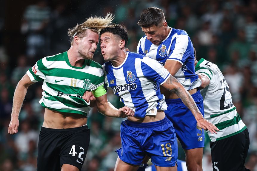 Sul-americano dos dragões fez autogolo no clássico de Alvalade (Foto: Rodrigo Antunes/LUSA)