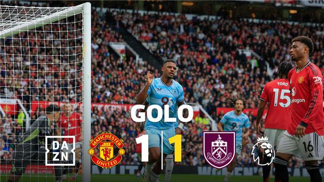 Ex-V. de Guimarães aparece sozinho e faz o empate em Old Trafford