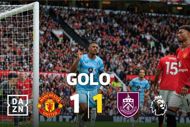 Ex-V. de Guimarães aparece sozinho e faz o empate em Old Trafford