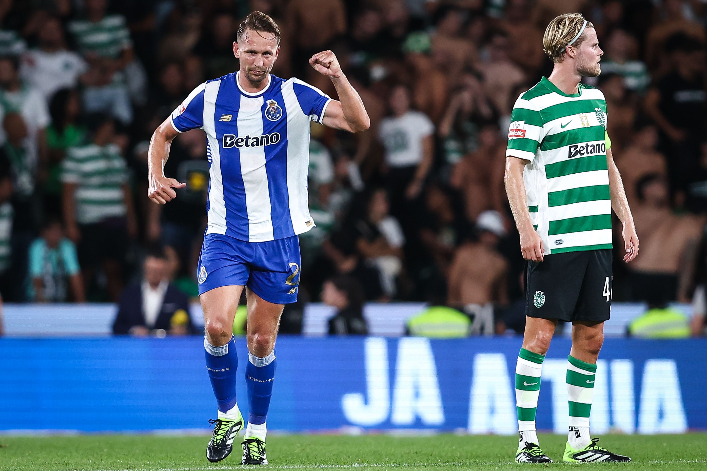 Chamado à titularidade em detrimento de Samu, Luuk de Jong colocou os dragões na frente aos 61 minutos (Foto: Rodrigo Antunes/LUSA)