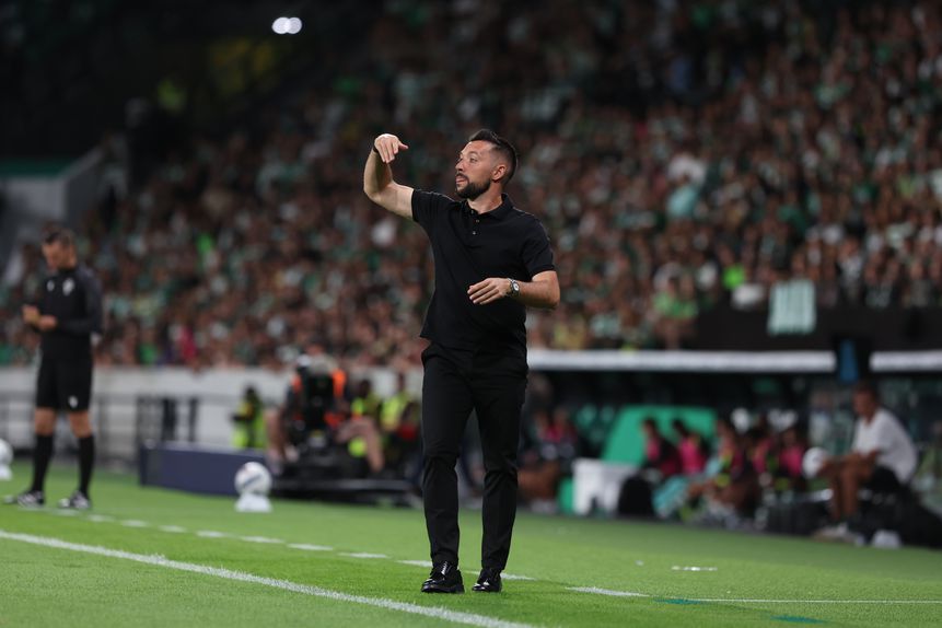 Farioli feliz com o triunfo em Alvalade (Foto: Catarina Morais/Kapta+)